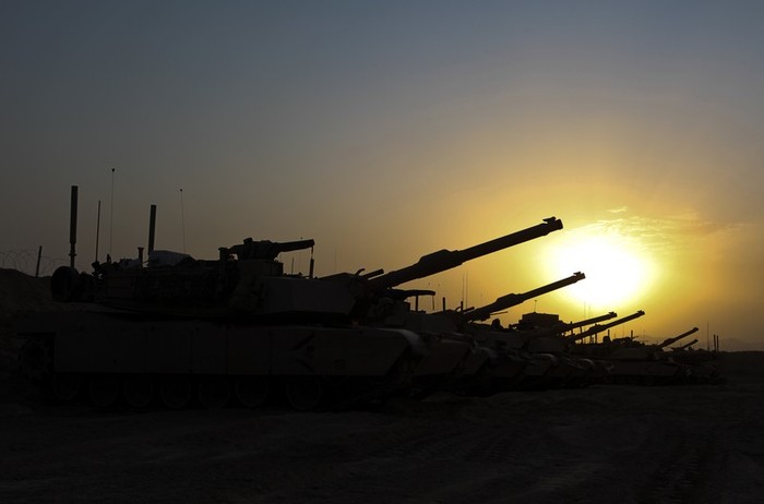 Các xe tăng chiến trường chủ lực M1A1 Abrams của quân đội Mỹ đang đỗ thành hàng dưới ánh chiều tà tại tỉnh Helman, Afghanistan.